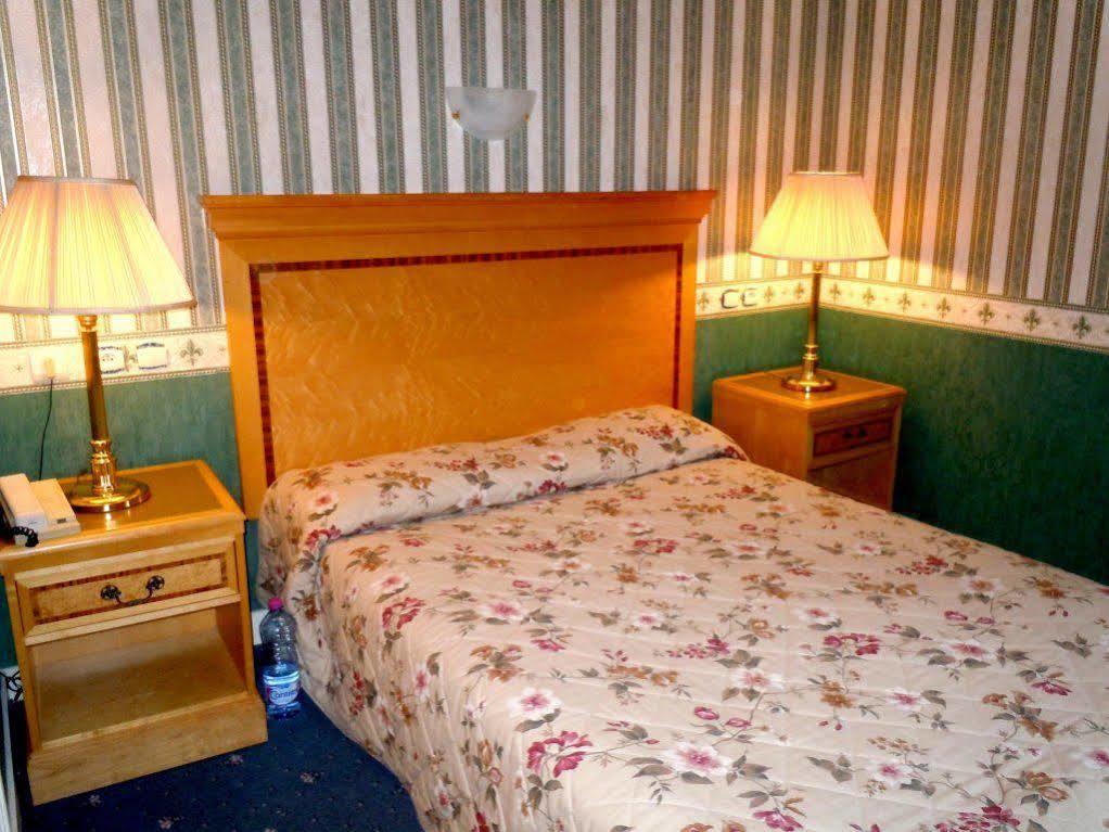Hotel La Croix Blanche Montrichard Esterno foto